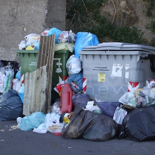 Sanremo: discarica a cielo aperto in strada Monte Ortigara a Coldirodi, alla faccia della differenziata! (foto)