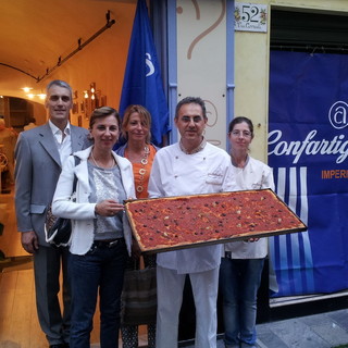 Sanremo: grande successo per la distribuzione gratuita della sardenaira che ha aperto la 'Notte bianca'