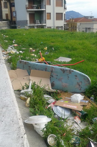 Imperia: discarica abusiva e degrado nei pressi di piazza Roma, ecco l'ennesima maleducazione di alcuni cittadini Imperia: discarica abusiva e degrado nei pressi di piazza Roma, ecco l'ennesima maleducazione di alcuni cittadini