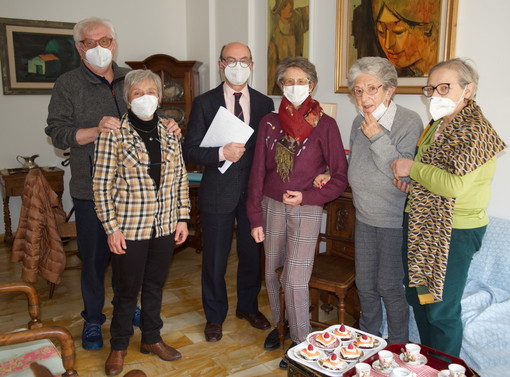 La donazione all'AIFO e, sotto, la Prof. Larcher e un autoritratto di Bernardo Asplanato