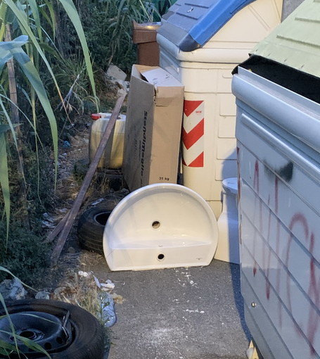 Diano Marina: nuove segnalazioni da via Rossini, un lettore lamenta degrado e alta velocità (Foto) Diano Marina: nuove segnalazioni da via Rossini, un lettore lamenta degrado e alta velocità (Foto)