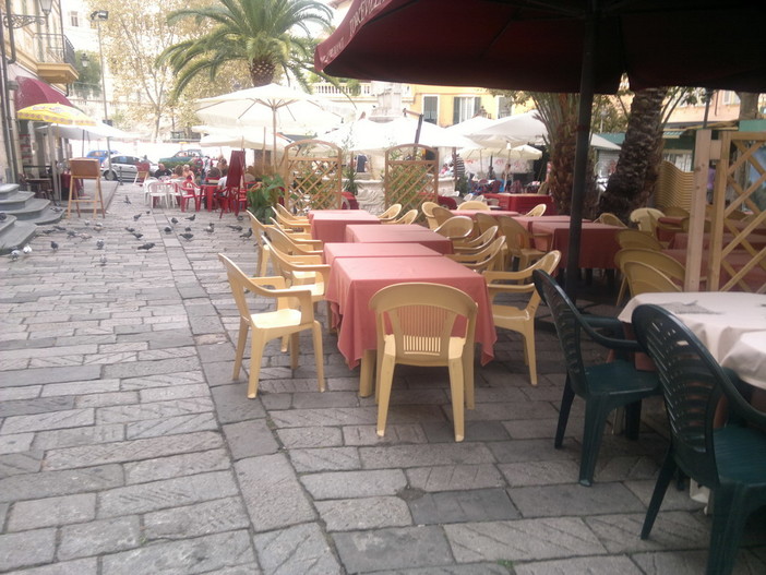 Sanremo: sassaiola in piazza Eroi sotto la chiesa di San Siro, quattro extracomunitari coinvolti