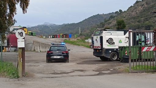 Camporosso, finisce contro un palo mentre guida un muletto alla discarica: 50enne gravemente ferito (Foto)