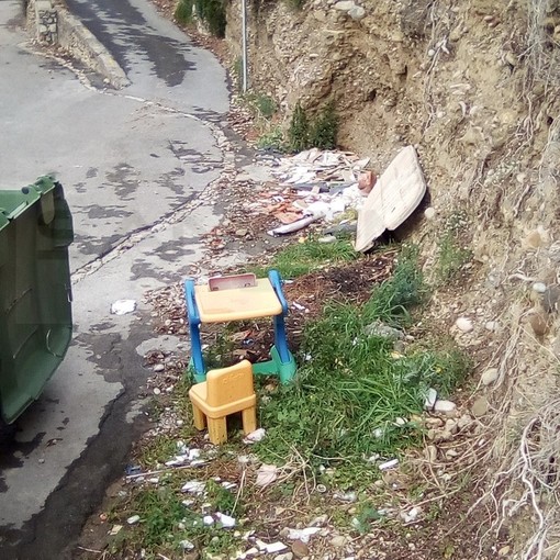 Ventimiglia: degrado e stato di abbandono in via alle Ville, la denuncia di un nostro lettore (Foto)