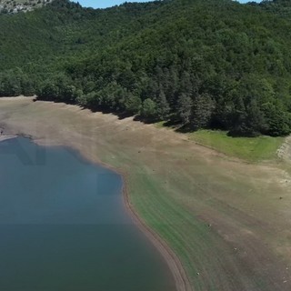Un emblema della siccità, la diga di Tenarda in sofferenza Un emblema della siccità, la diga di Tenarda in sofferenza