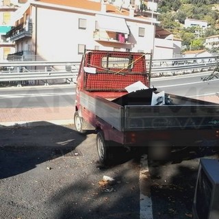 Sanremo: degrado all'uscita dell'Aurelia Bis al Borgo, le foto di una nuova discarica 'inventata'