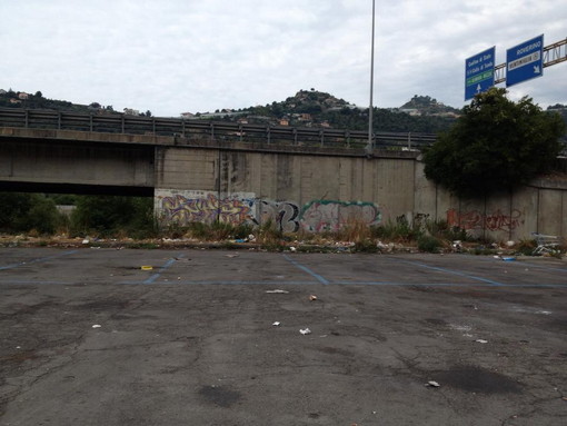 Degrado e sporcizia in via Tenda: la mail e le foto di un nostro lettore di Ventimiglia Degrado e sporcizia in via Tenda: la mail e le foto di un nostro lettore di Ventimiglia
