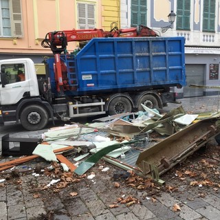 Sanremo: due giorni di lavori per liberare piazza Eroi Sanremesi dai chioschi, poi uno studio per il restyling della piazza Sanremo: due giorni di lavori per liberare piazza Eroi Sanremesi dai chioschi, poi uno studio per il restyling della piazza