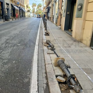 Sanremo: perde il controllo dell'auto e abbatte tre dissuasori, ennesimo caso di 'strike' in via Feraldi Sanremo: perde il controllo dell'auto e abbatte tre dissuasori, ennesimo caso di 'strike' in via Feraldi