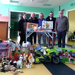 Imperia: giochi, peluche e materiale didattico per la Pediatria donati dalla 'Golfodianese Ultra Runners' (Foto)