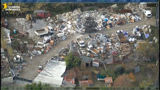 Ventimiglia, discarica abusiva in via Peglia: intervienela difesa del titolare D’Andrea "Ora tutte le verifiche sugli atti" Ventimiglia, discarica abusiva in via Peglia: intervienela difesa del titolare D’Andrea "Ora tutte le verifiche sugli atti"