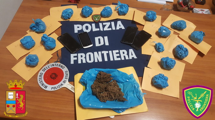 Ventimiglia: due nigeriani fermati mentre 'armeggiano' in uno zainetto, trovato mezzo chilo di 'maria'