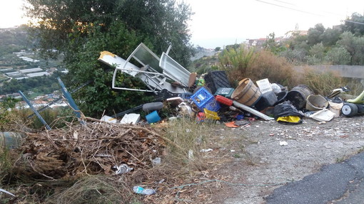 Sanremo: discarica a cielo aperto nella zona di Poggio, la segnalazione di una nostra lettrice (Foto)
