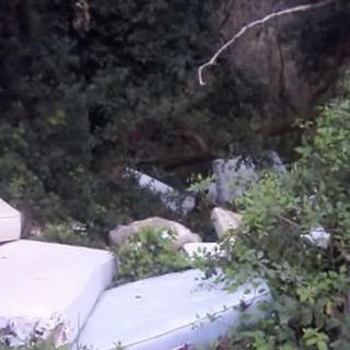 Sanremo: parliamo tanto di differenziata ed ecco a Pian della Castagna una discarica abusiva di... materassi! Sanremo: parliamo tanto di differenziata ed ecco a Pian della Castagna una discarica abusiva di... materassi!