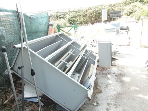 Discarica a cielo aperto nell’ala nord dell’ospedale Saint Charles di Bordighera
