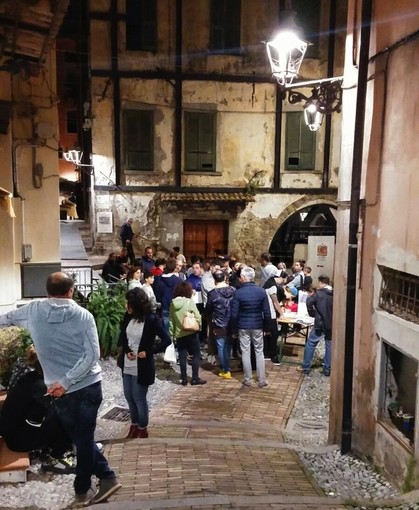 Sanremo: la ‘Pigna’ si popola di bikers, tutti in coda per la registrazione alla ‘Urban Downhill’ di domani (foto) Sanremo: la ‘Pigna’ si popola di bikers, tutti in coda per la registrazione alla ‘Urban Downhill’ di domani (foto)