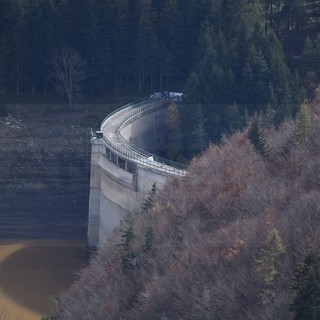 La diga di Tenarda (ora tristemente in secca) è tra i beni che Amaie ha ceduto a Rivieracqua con valore pari a zero La diga di Tenarda (ora tristemente in secca) è tra i beni che Amaie ha ceduto a Rivieracqua con valore pari a zero