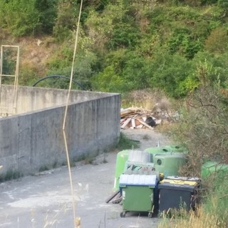 Dolcedo: discarica abusiva vicino al cimitero, la segnalazione e le foto di un nostro lettore Dolcedo: discarica abusiva vicino al cimitero, la segnalazione e le foto di un nostro lettore