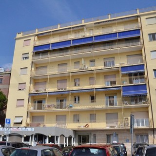 Arma di Taggia: braccio di ferro tra il ristorante ed il condominio di piazza Marinella, che oggi voleva la demolizione (Foto) Arma di Taggia: braccio di ferro tra il ristorante ed il condominio di piazza Marinella, che oggi voleva la demolizione (Foto)