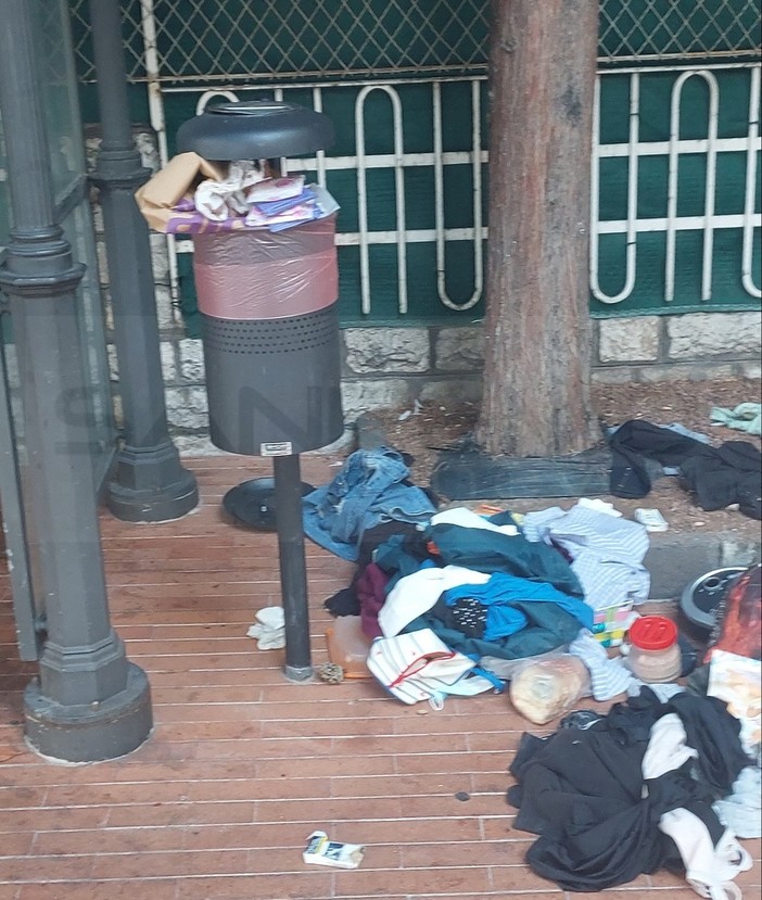 Ventimiglia: degrado e sporcizia di fronte alla scuola francese, la denuncia dei genitori (Foto) Ventimiglia: degrado e sporcizia di fronte alla scuola francese, la denuncia dei genitori (Foto)