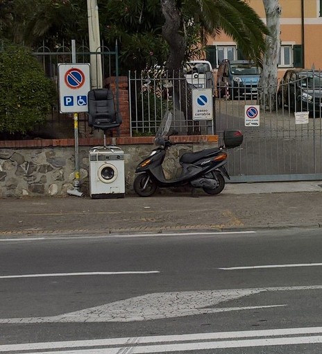 Imperia: conferimento 'selvaggio' dei rifiuti ingombranti, una lavatrice ed una poltrona da ufficio in via D'Annunzio Imperia: conferimento 'selvaggio' dei rifiuti ingombranti, una lavatrice ed una poltrona da ufficio in via D'Annunzio