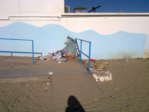 Sanremo: sporcizia e degrado alla spiaggia dell'Arenella, mail e foto di un nostro lettore