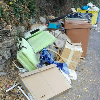 Imperia: degrado ed abbandono di rifiuti in via Felice Musso, De Bonis "Interverremo subito" Imperia: degrado ed abbandono di rifiuti in via Felice Musso, De Bonis "Interverremo subito"