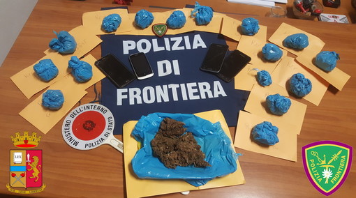 Ventimiglia: due nigeriani fermati mentre 'armeggiano' in uno zainetto, trovato mezzo chilo di 'maria'