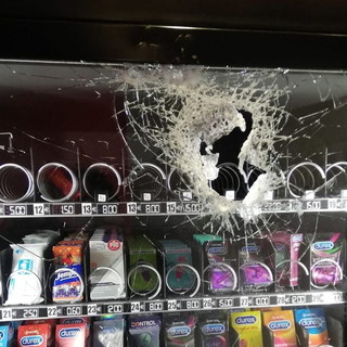 Ventimiglia: vandalizzato il distributore automatico di via Aprosio per rubare marijuana light