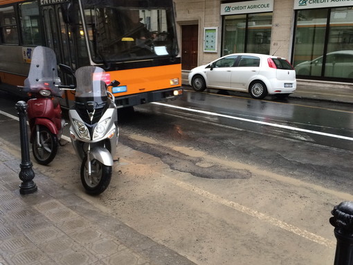 Sanremo: terra dall'asfalto di via Roma, rischi per la viabilità e preoccupazione dei commercianti (Foto)