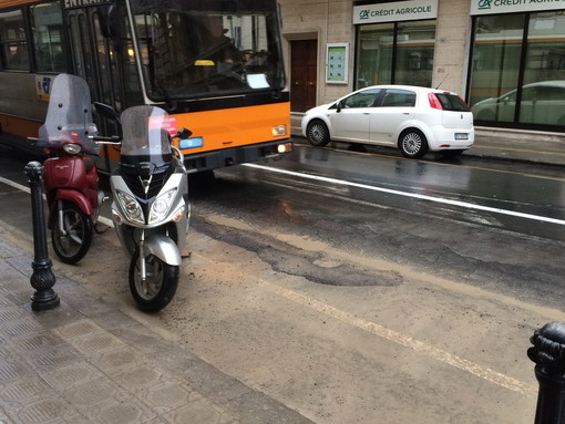 Sanremo: terra dall'asfalto di via Roma, rischi per la viabilità e preoccupazione dei commercianti (Foto) Sanremo: terra dall'asfalto di via Roma, rischi per la viabilità e preoccupazione dei commercianti (Foto)