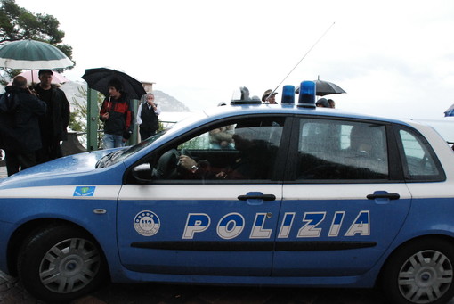 Sanremo: furto in un'abitazione di via Cappuccini, arrestate due giovanissime Rom e restituita la refurtiva Sanremo: furto in un'abitazione di via Cappuccini, arrestate due giovanissime Rom e restituita la refurtiva