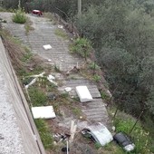 Sanremo: i 'furbetti dell'immondizia' colpiscono ancora, discarica abusiva in zona San Giacomo (Foto) Sanremo: i 'furbetti dell'immondizia' colpiscono ancora, discarica abusiva in zona San Giacomo (Foto)
