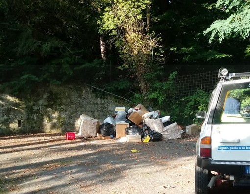 Sanremo: due discariche abusive nella zona di San Romolo, la Polizia Provinciale scopre e multa il responsabile (Foto)