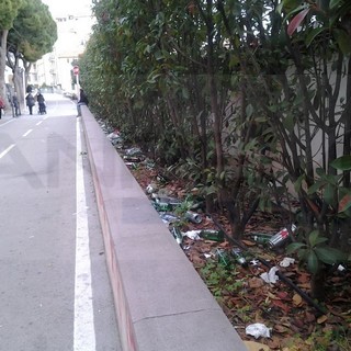 Sanremo: meno di 48 ore al Capodanno, ecco lo scempio di bottiglie e cartacce a pochi passi dalla 'Movida' Sanremo: meno di 48 ore al Capodanno, ecco lo scempio di bottiglie e cartacce a pochi passi dalla 'Movida'