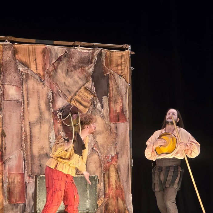 Ventimiglia, tradizione e comicità al teatro comunale: successo per il "Don Chisciotte"