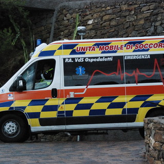 Ospedaletti: scontro tra auto e moto sulla via Aurelia, 29enne si rompe il femore