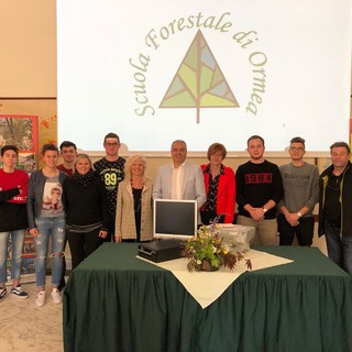 Quest'oggi la Banca Unicredit dona Personal Computer alla Scuola Forestale di Ormea Quest'oggi la Banca Unicredit dona Personal Computer alla Scuola Forestale di Ormea