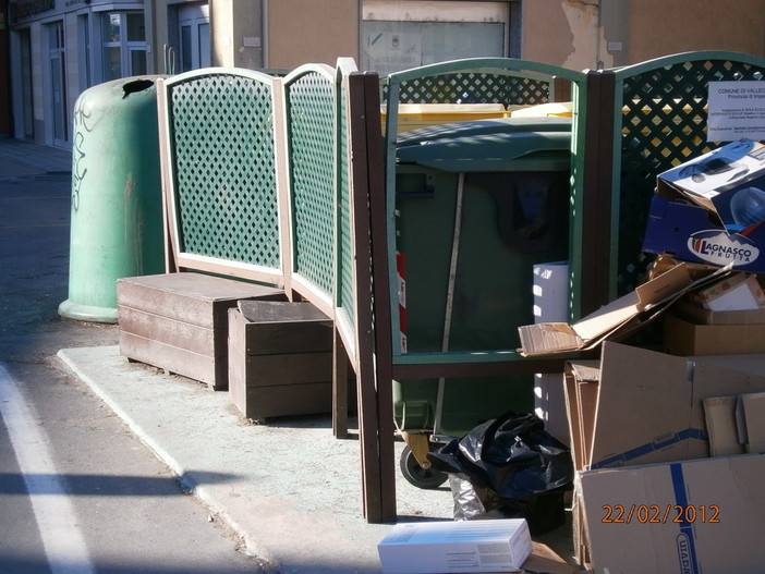 Raccolta differenziata a Vallecrosia: l'intervento e le foto del movimento 'Vallecrosia e dintorni'