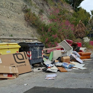 Ventimiglia, stretta sui rifiuti: oltre 100 multe e telecamere IA contro gli abbandoni abusivi