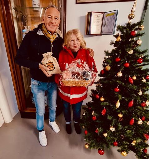 Azienda locale dona confezioni di caffè alla Croce Rossa: consegnate alle persone bisognose (Foto) Azienda locale dona confezioni di caffè alla Croce Rossa: consegnate alle persone bisognose (Foto)