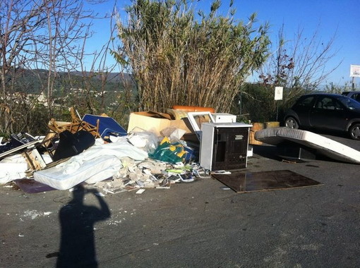 Diano Serreta: le foto di un lettore ad una discarica abusiva vicino al cimitero