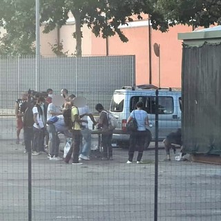 Ventimiglia: torna la distribuzione dei pasti ai migranti di fronte al Cimitero, preoccupazione dei residenti (Foto)