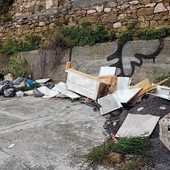 Sanremo: zona abbandonata di via Padre Semeria nuovamente trasformata in discarica abusiva (Foto) Sanremo: zona abbandonata di via Padre Semeria nuovamente trasformata in discarica abusiva (Foto)