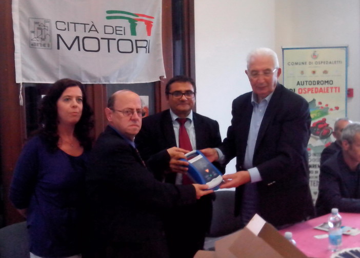 Ospedaletti: consegnato dal Cad al Sindaco Crespi un nuovo defibrillatore per la città