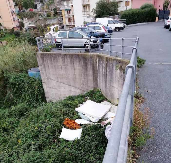 Sanremo: materassi, cuscini e coperte in una discarica abusiva in via Serenella. Ecco gli 'incivili' che tornano a colpire (Foto)
