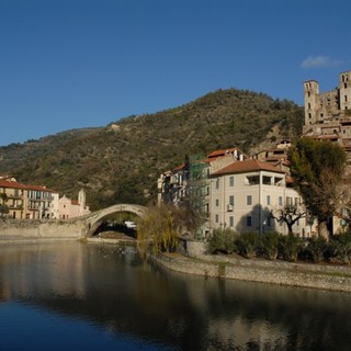 Dolceacqua: apericena artistico stasera al “A Viassa” con gli scatti di Saverio Chiappalone sul paese dei Doria Dolceacqua: apericena artistico stasera al “A Viassa” con gli scatti di Saverio Chiappalone sul paese dei Doria
