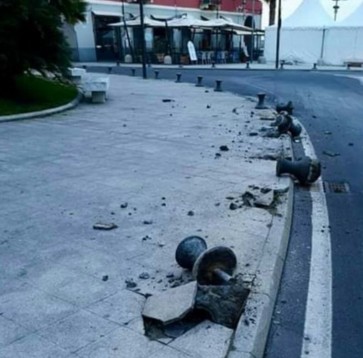 Imperia: perde il controllo dell'auto per un colpo di sonno e distrugge alcuni dissuasori al porto di Oneglia (Foto)