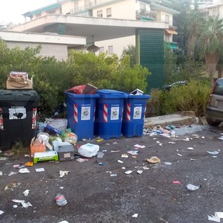 Sanremo: sempre più scempi attorno ai cassonetti dell'immondizia, troppi 'furbetti' ma servono più controlli e sanzioni(Foto)