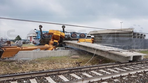 Deragliamento del treno Savona-Torino in provincia di Cuneo: ritardi sulla linea ferroviaria (Foto) Deragliamento del treno Savona-Torino in provincia di Cuneo: ritardi sulla linea ferroviaria (Foto)